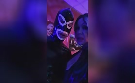 Latex ts fickt geilen Kunden Benjamin fiegl ohne Gummi bis ihr Sperma tief in seinen  Arsch spritzt 